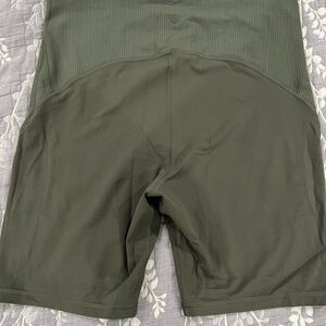 lululemon Green Athletic Shorts, size 12, color „army” green.